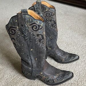 Elegant Swirl Embroidered Heeled Boots